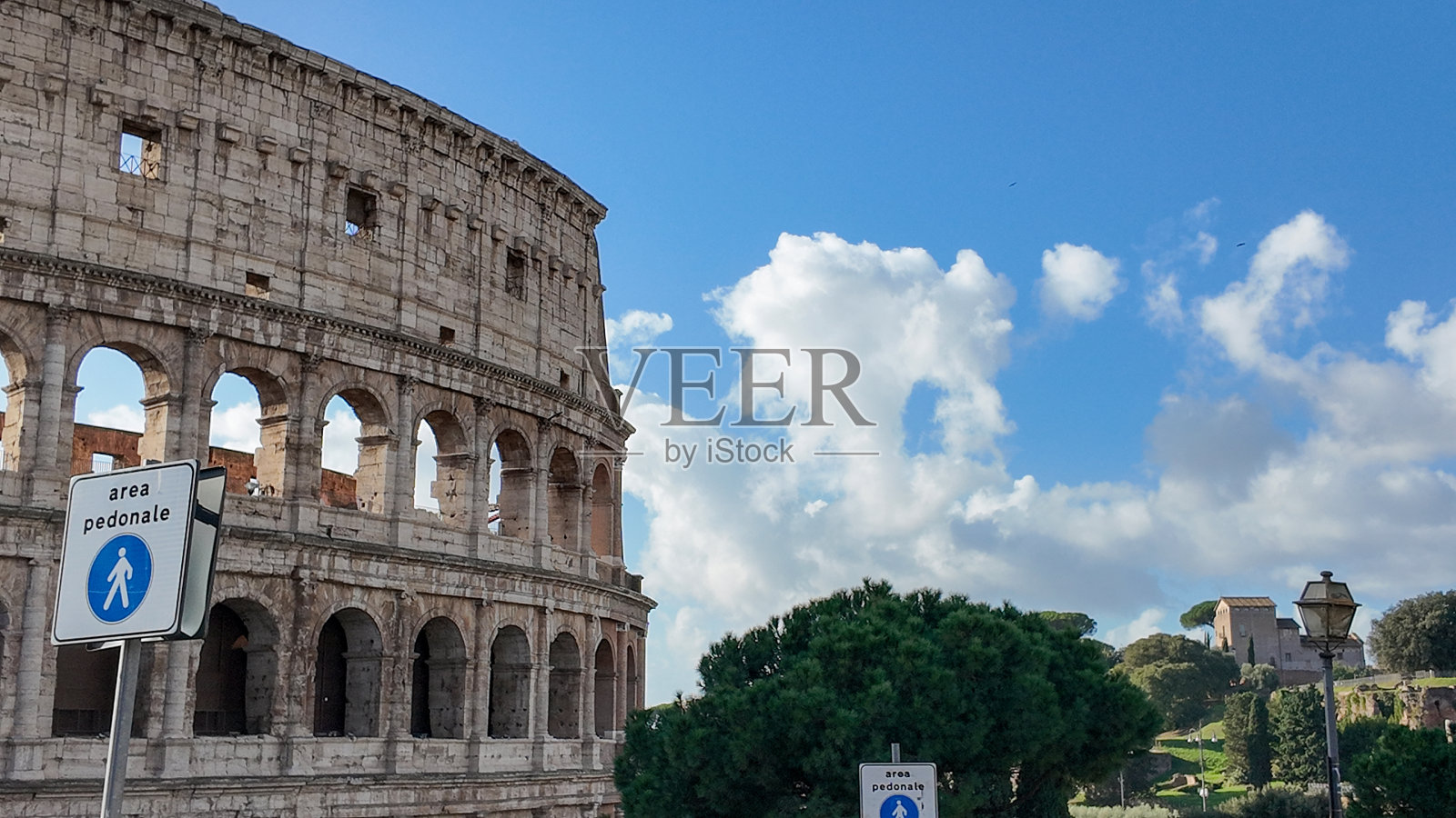 斗兽场外观与蓝天照片摄影图片