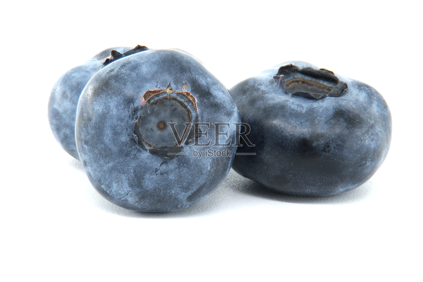 白色背景上的新鲜蓝莓特写照片摄影图片