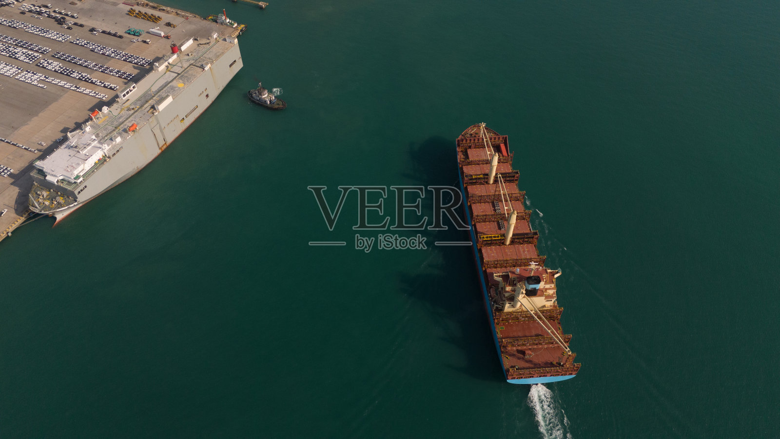 工业进出口港国际集装箱货船鸟瞰图，准备用大型集装箱装载船装载集装箱。全球运输和物流业务照片摄影图片