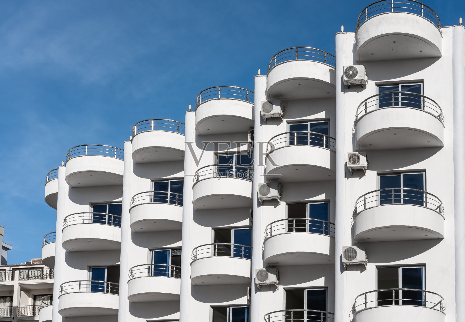 美丽的现代建筑的建筑物。带有阳台和窗户的现代立面建筑照片摄影图片