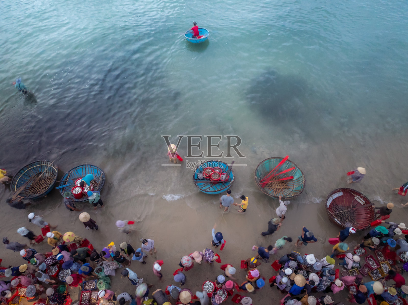 上午鸟瞰越南广南潭基潭天海滩及鱼市。在会安古镇附近照片摄影图片