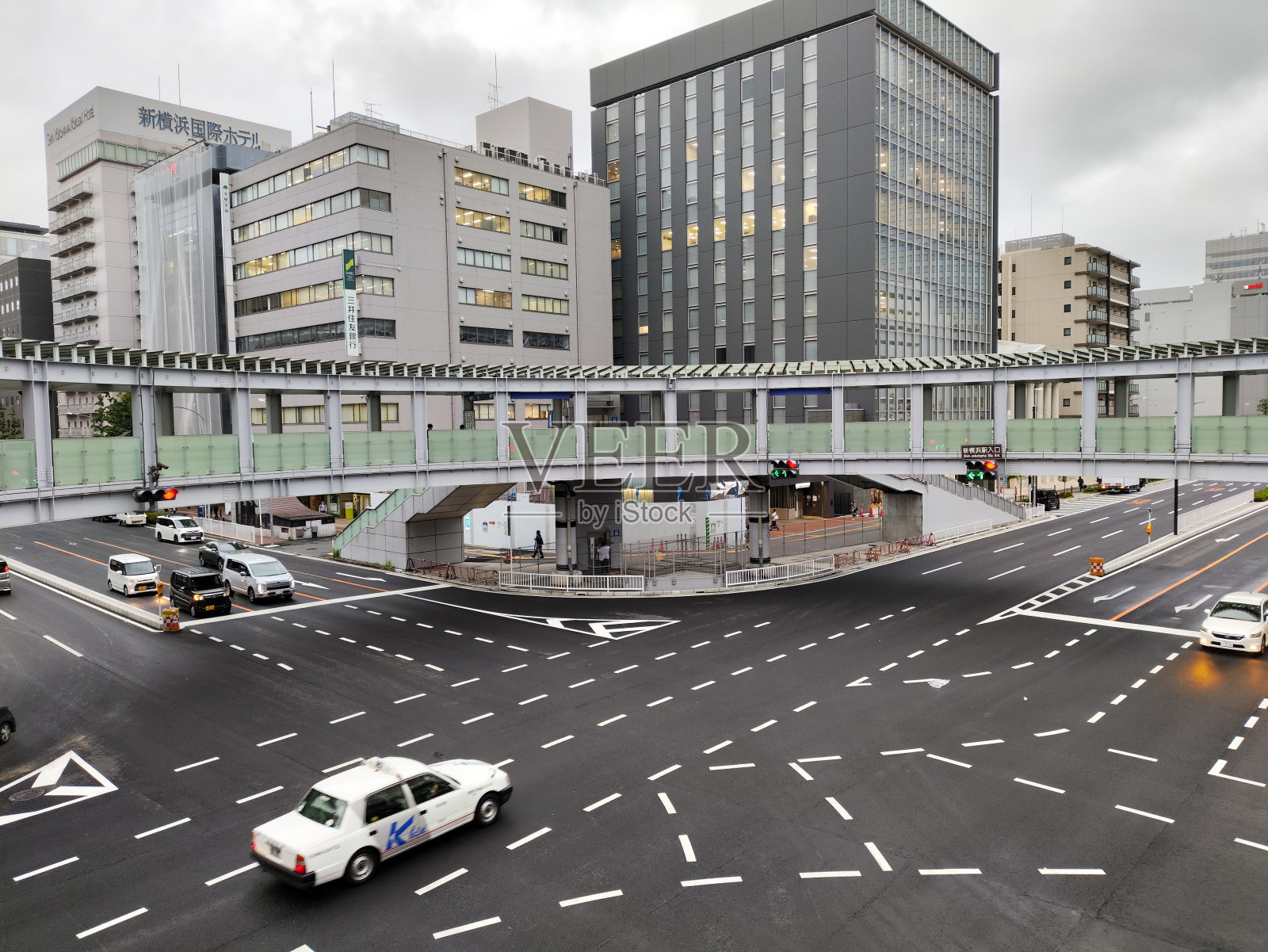 日本新横滨的横滨Kohoku路口与圆形立交桥人行道照片摄影图片