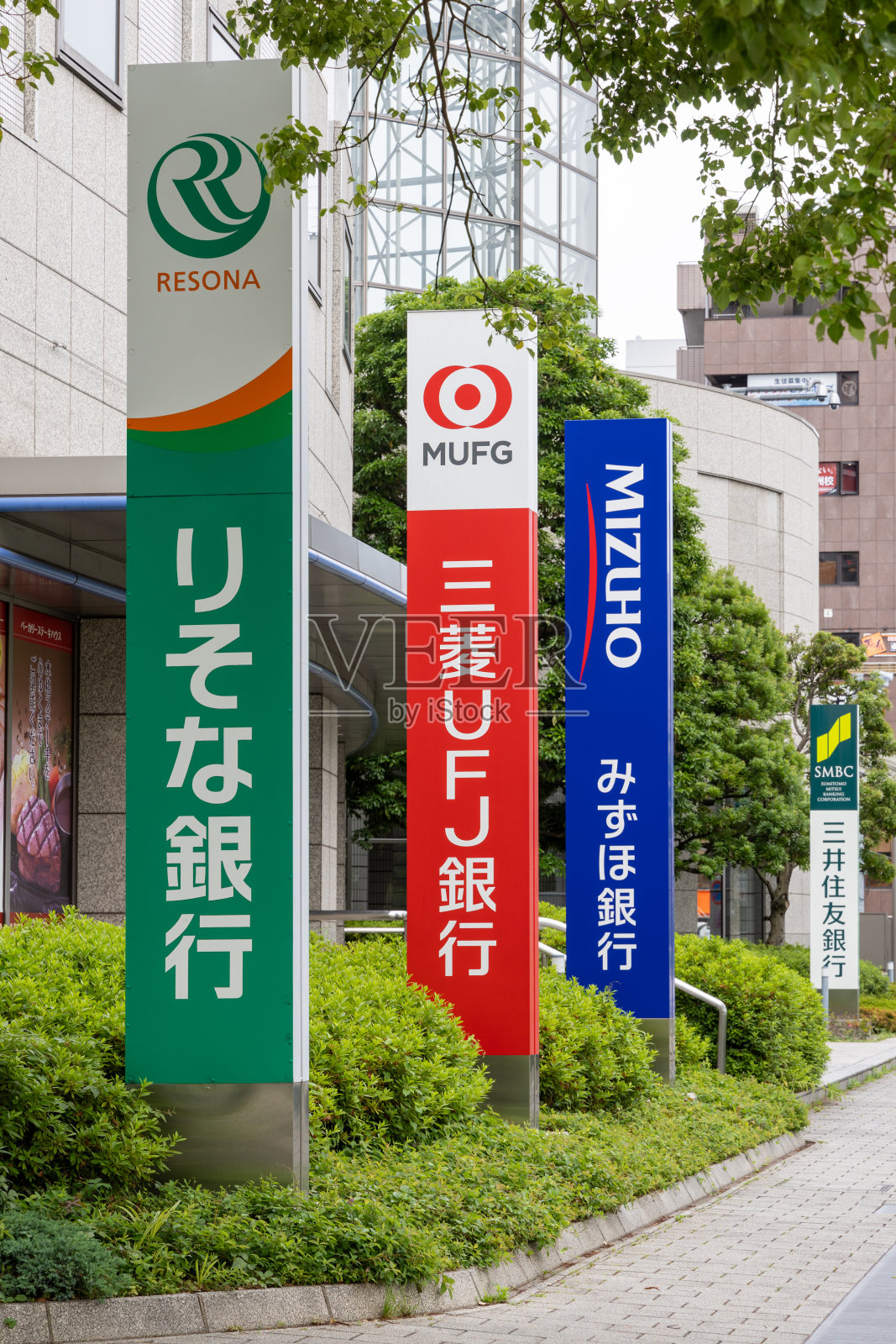 日本东京的瑞索纳银行、三菱ufj银行、瑞穗银行和三井住友银行照片摄影图片