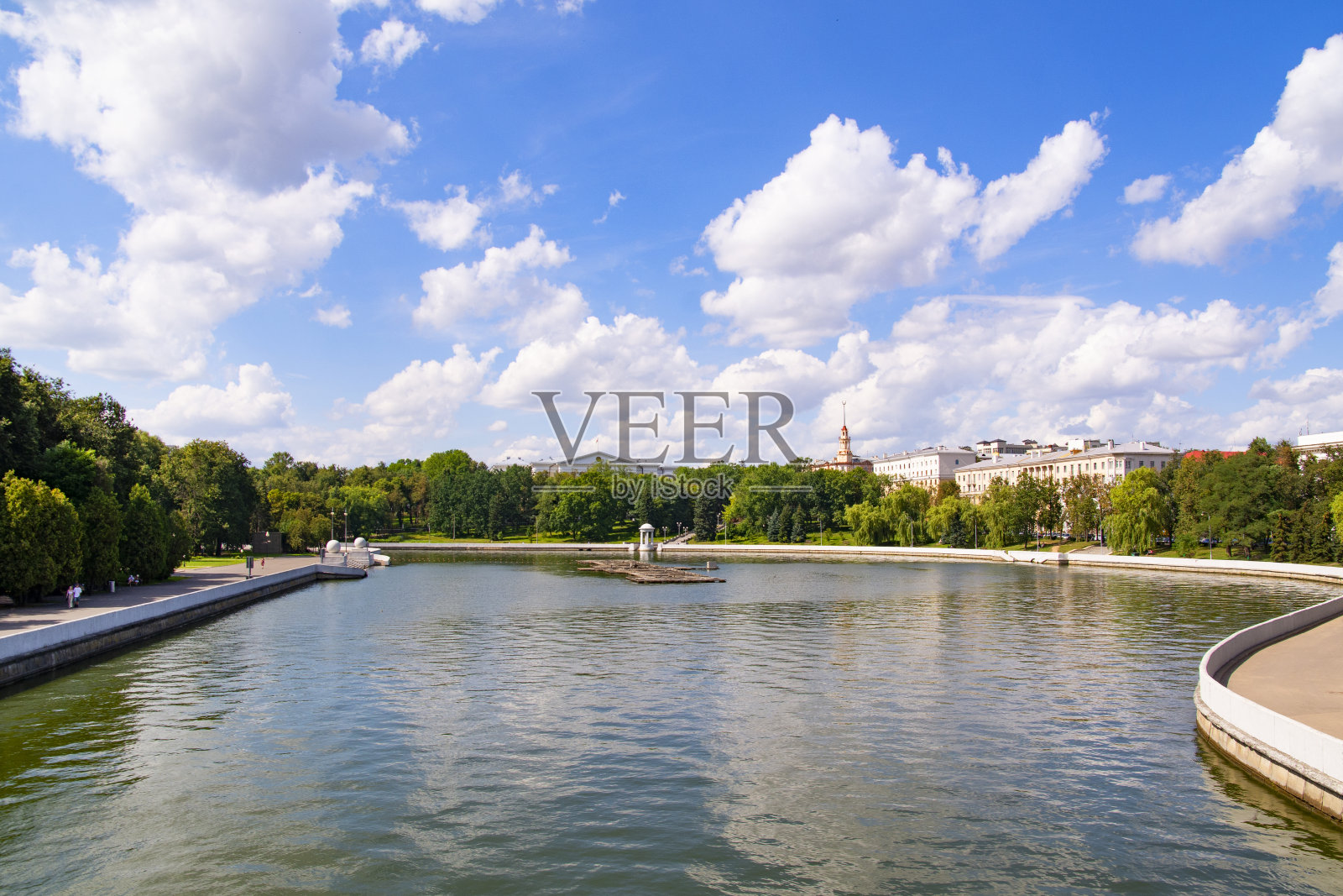 夏天，在Yanka Kupala公园，Svisloch河的支流。明斯克。白俄罗斯照片摄影图片