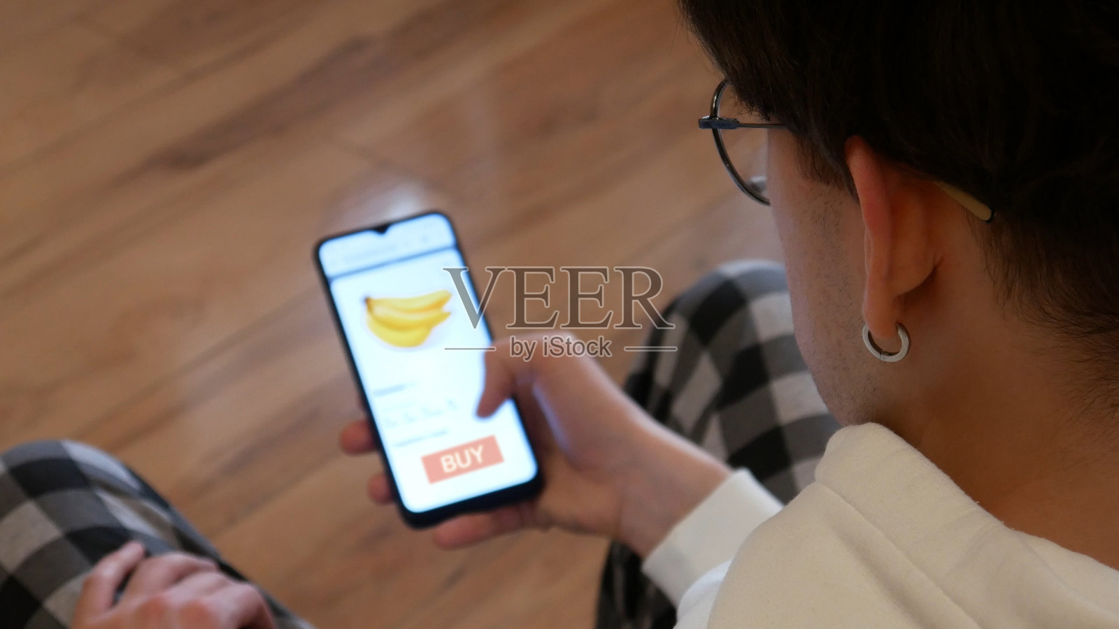 一个年轻人在网上杂货店挑选新鲜的香蕉照片摄影图片