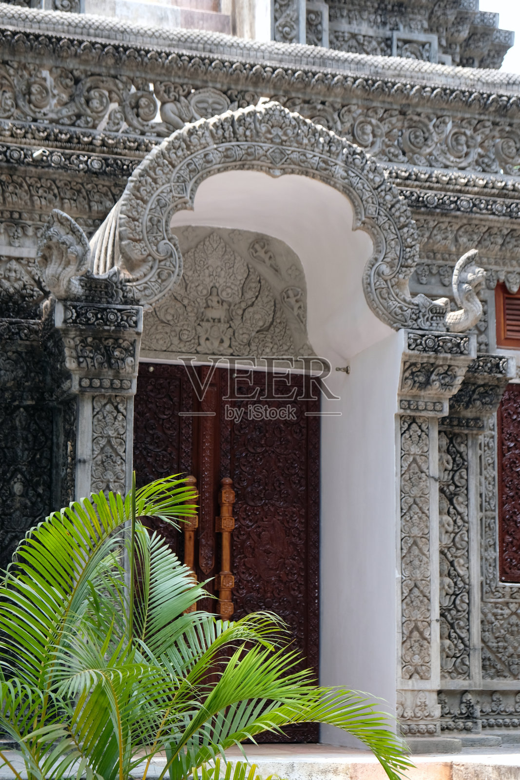 柬埔寨一座佛教寺庙的雕刻立面照片摄影图片