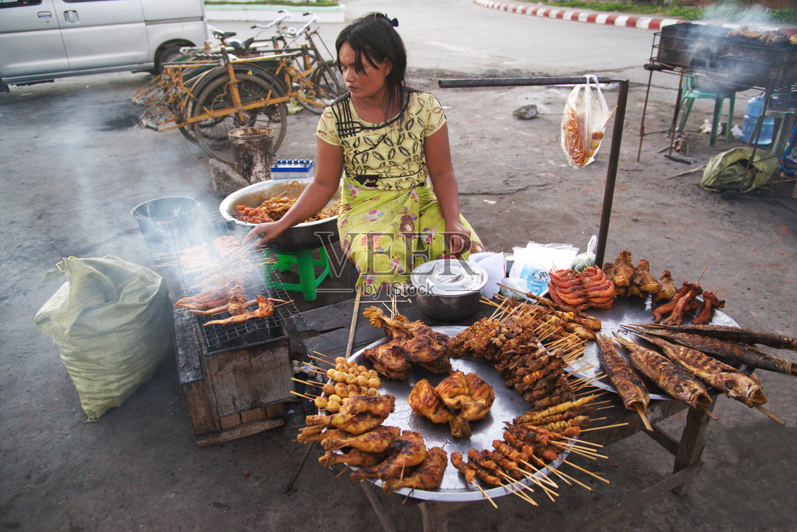 路边的小贩们用手推车卖烤鸡和烤鱼。在缅甸实兑海滩附近随处可见。在若开邦的孟加拉湾。照片摄影图片