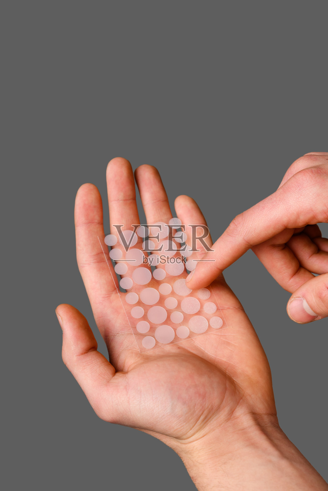 皮肤痤疮贴片清洁刺激皮肤从丘疹。有效的非药物治疗痤疮。痤疮疙瘩贴纸从脸上发炎的青春痘愈合。照片摄影图片