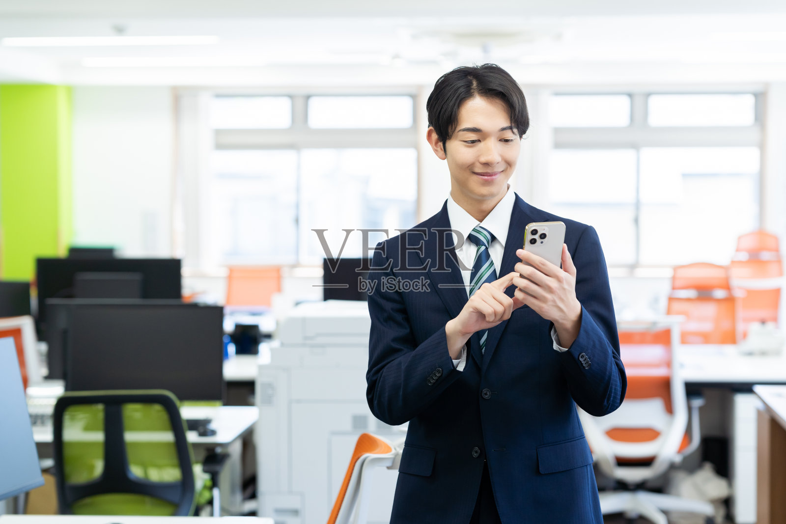 办公室里有智能手机的商人照片摄影图片