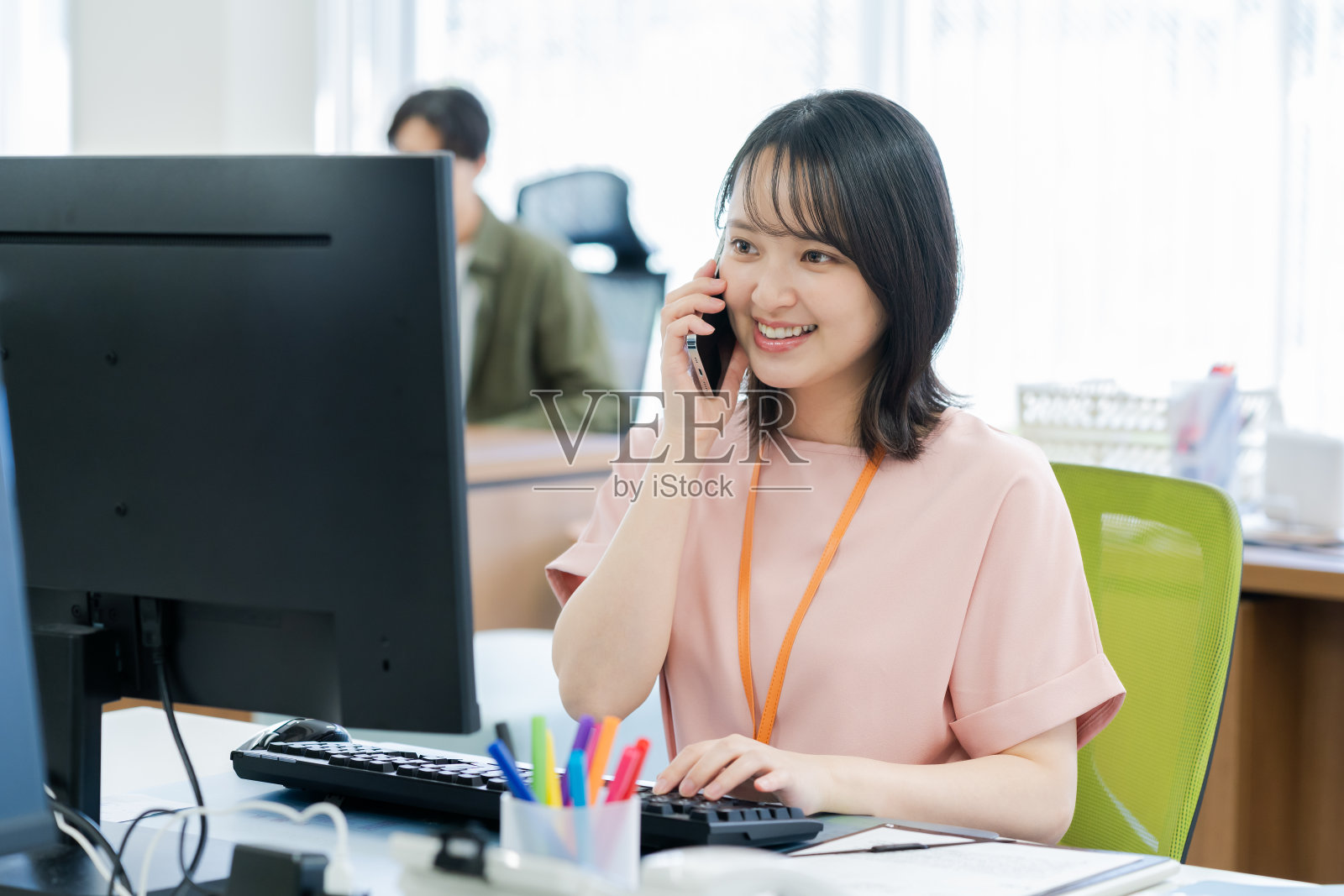 办公室里有智能手机的女商人照片摄影图片