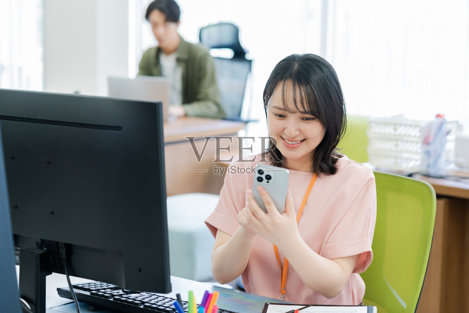 办公室里有智能手机的女商人照片摄影图片