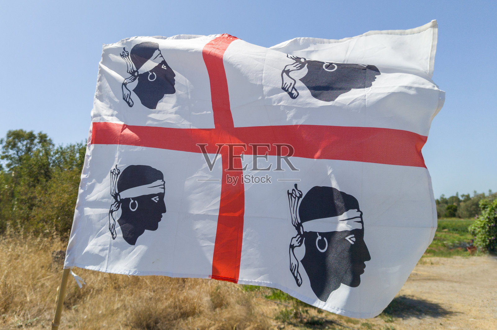 撒丁岛国旗在乡村景观中飘扬照片摄影图片