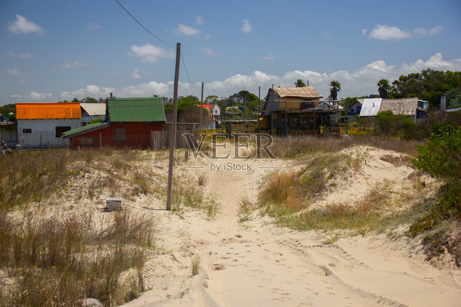 沙滩小径上的乡村海滨别墅照片摄影图片