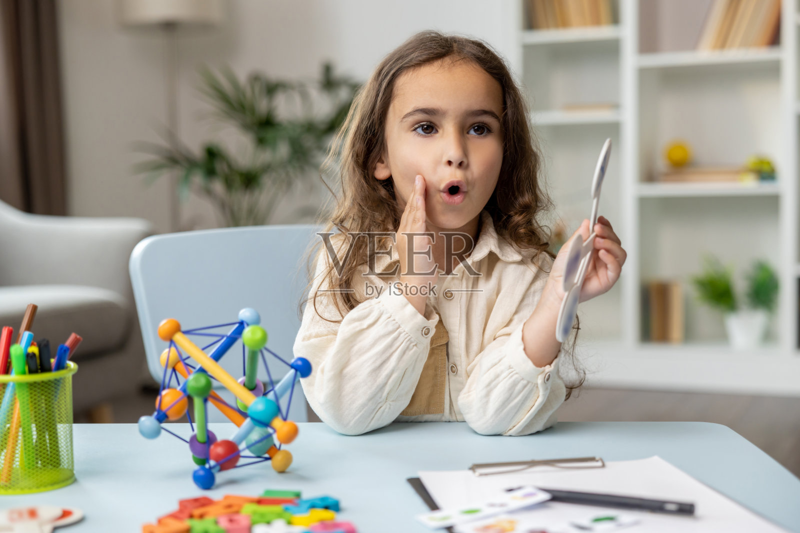 语言治疗师办公室里可爱的长发女学生照片摄影图片