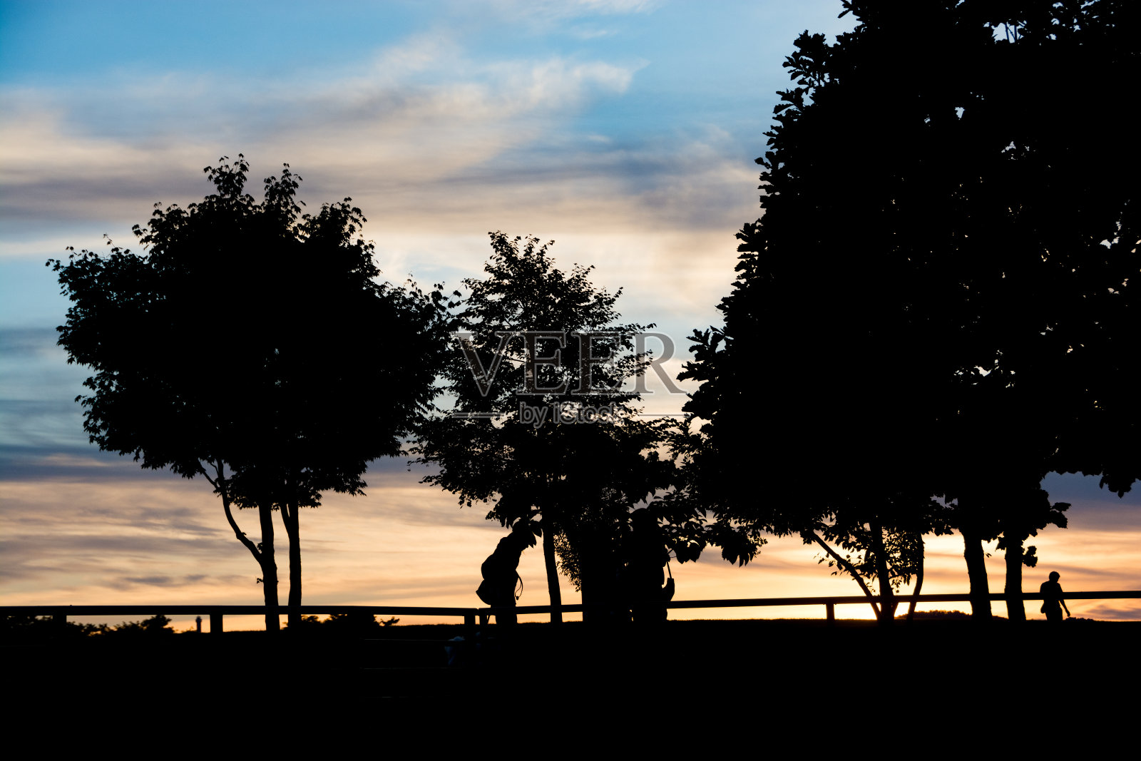 美丽的黄昏天空和人们行走的剪影照片摄影图片