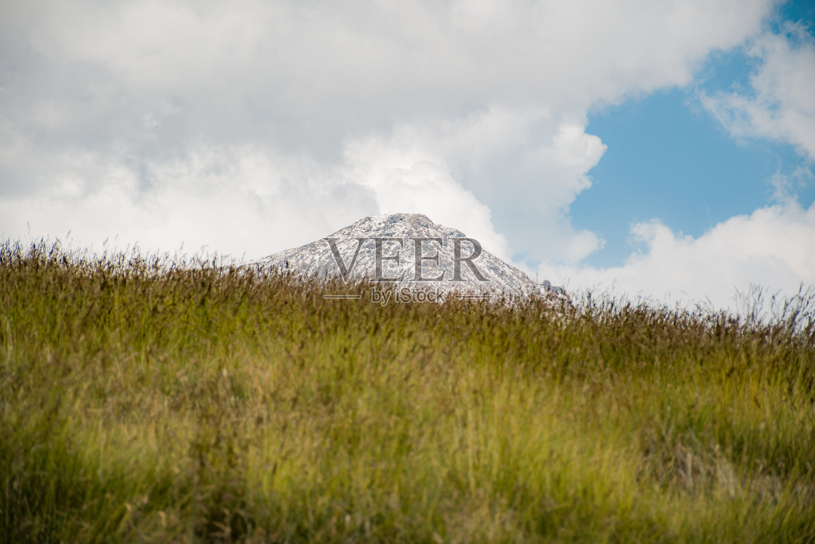 夏天美丽的山脉照片摄影图片
