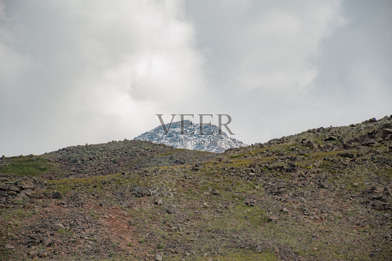 夏天美丽的山脉照片摄影图片