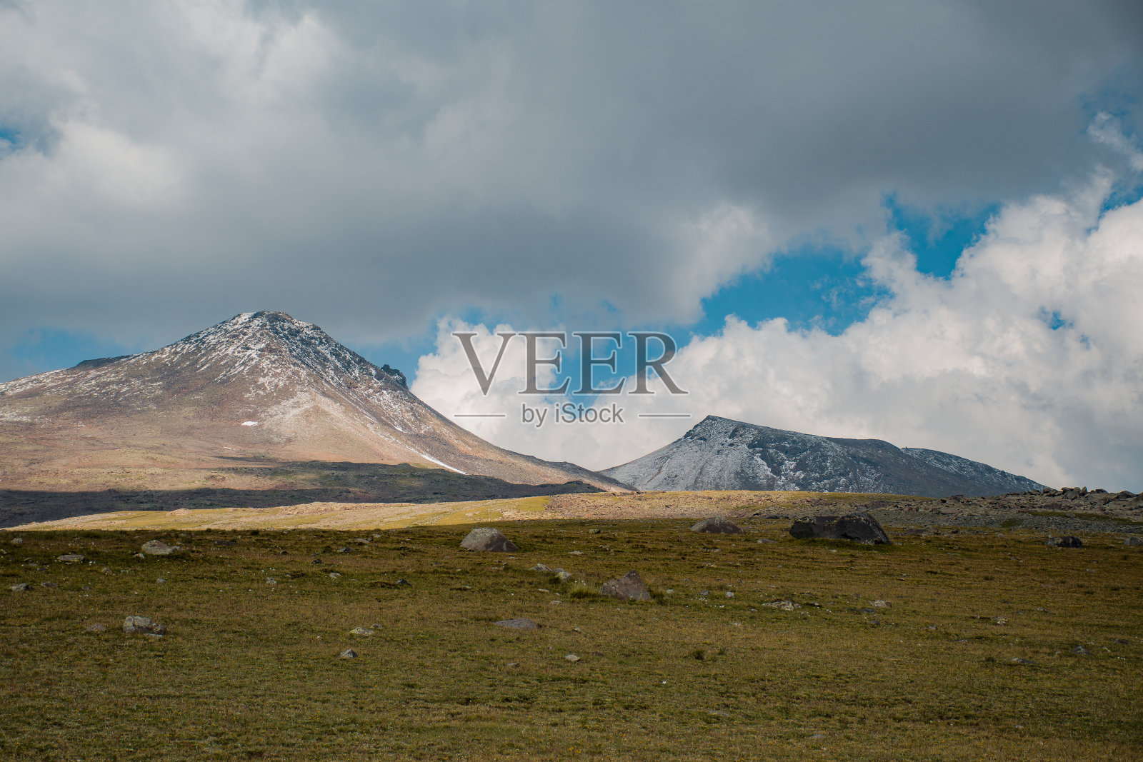 夏天美丽的山脉照片摄影图片