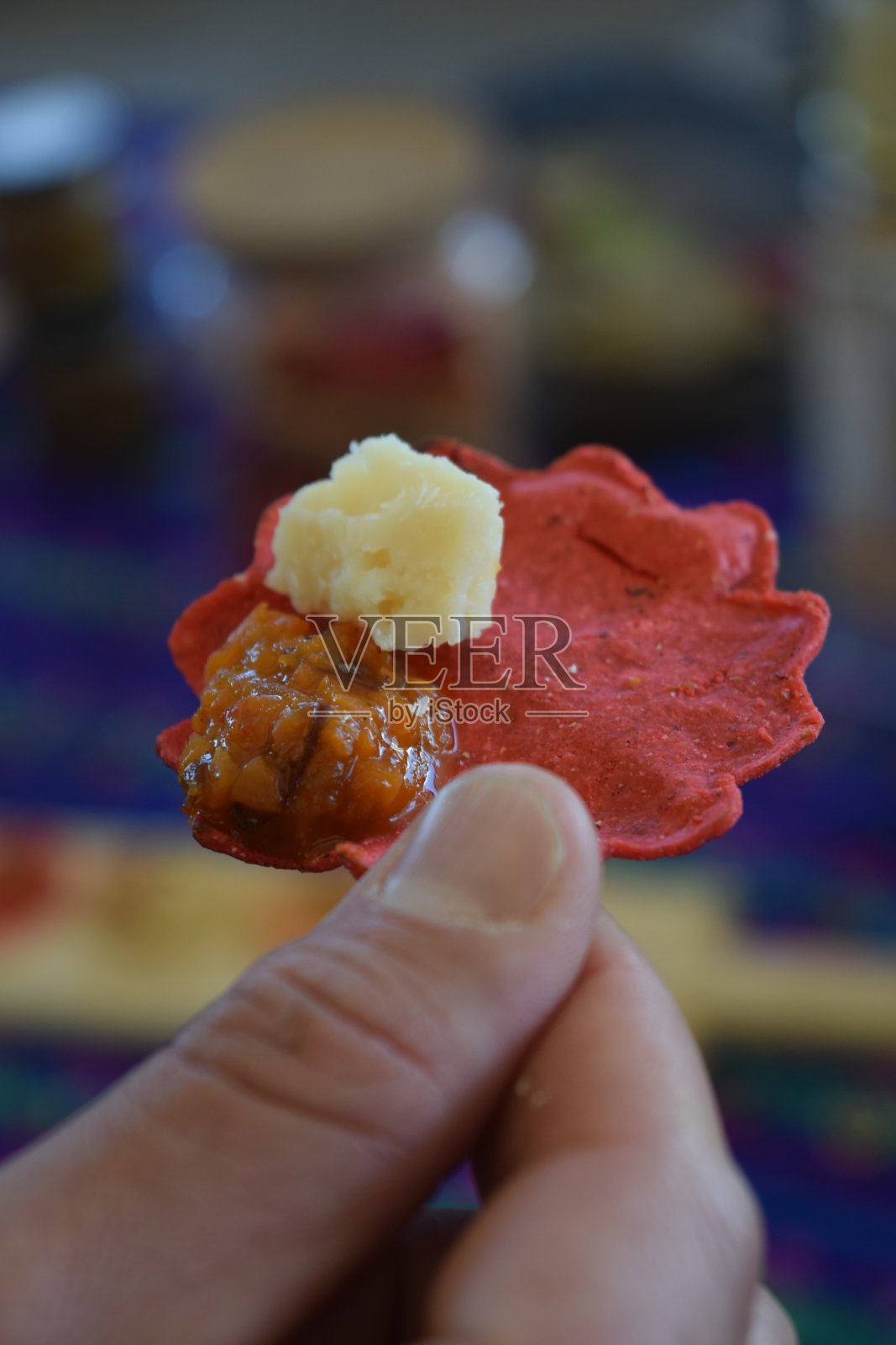 玉米片配墨西哥辣椒、奶酪和酱汁照片摄影图片