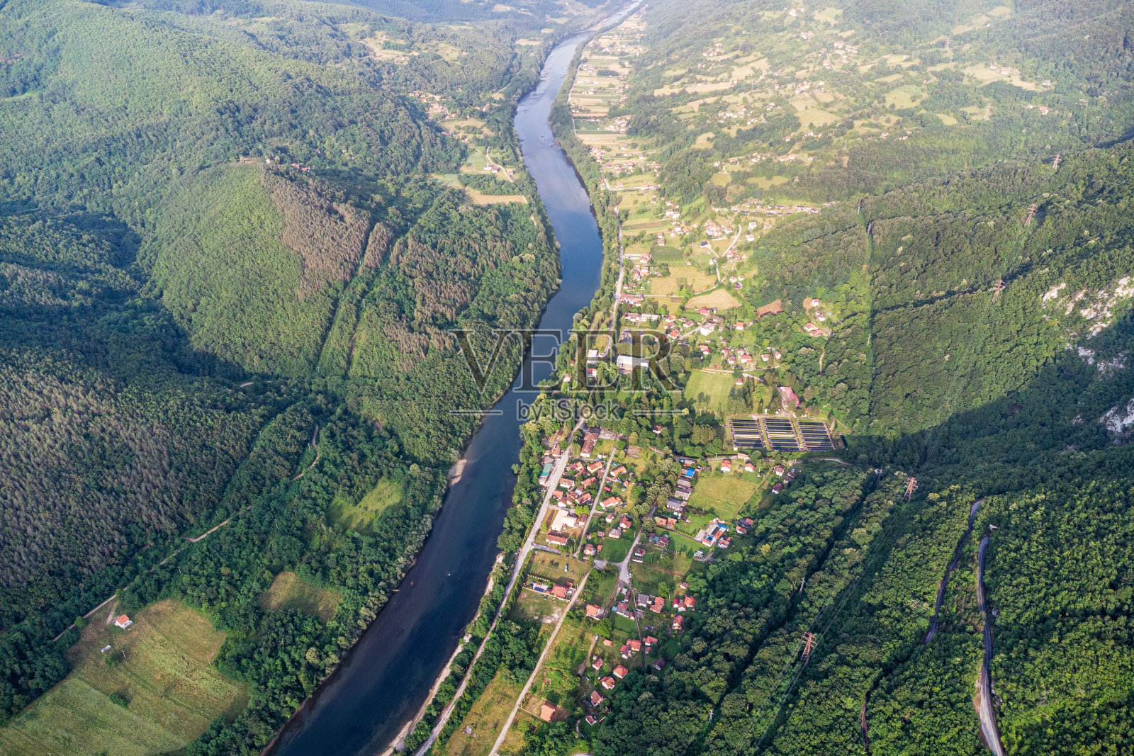 德里纳河峡谷风景优美的夏季景观，周围环绕着郁郁葱葱的巴尔干丘陵和山谷照片摄影图片
