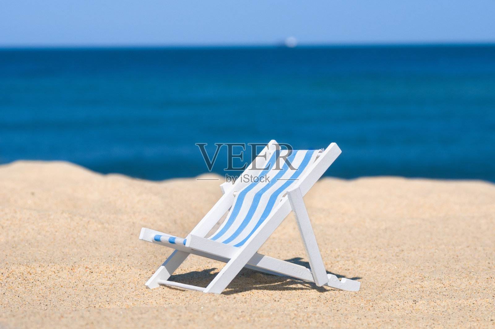 沙滩上的空日光浴躺椅照片摄影图片