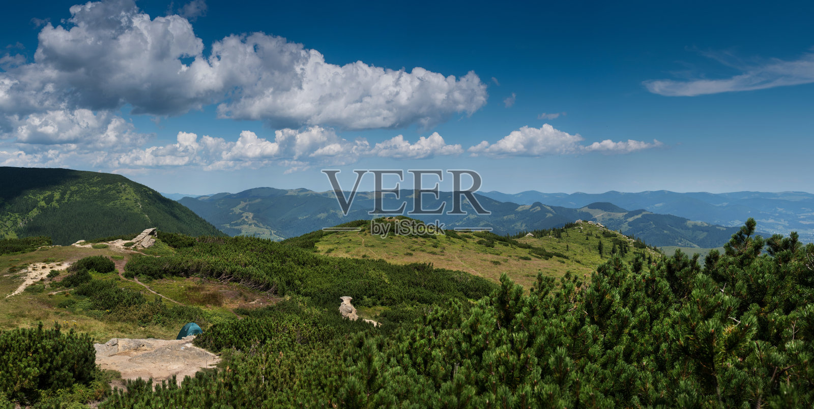 黑山山脉的景色，喀尔巴阡山脉的山峰，旅游路线照片摄影图片