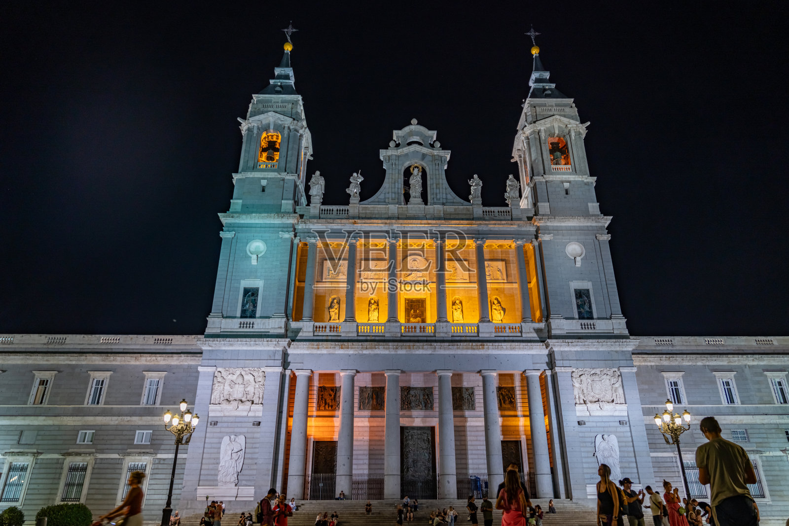 西班牙马德里,军械库广场和阿尔穆德纳皇家圣玛丽大教堂照片摄影图片