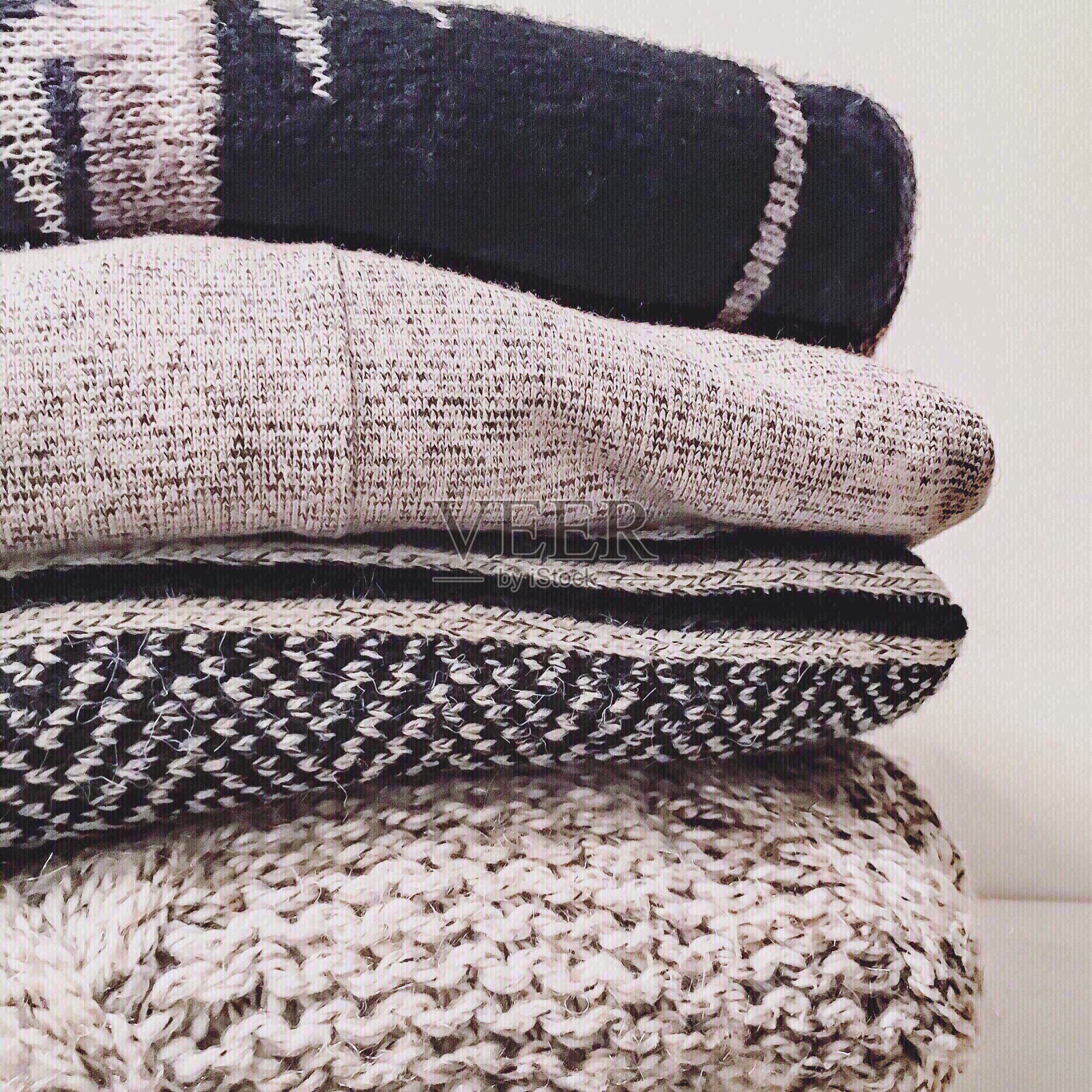 家里地板上堆积的毛衣特写照片摄影图片