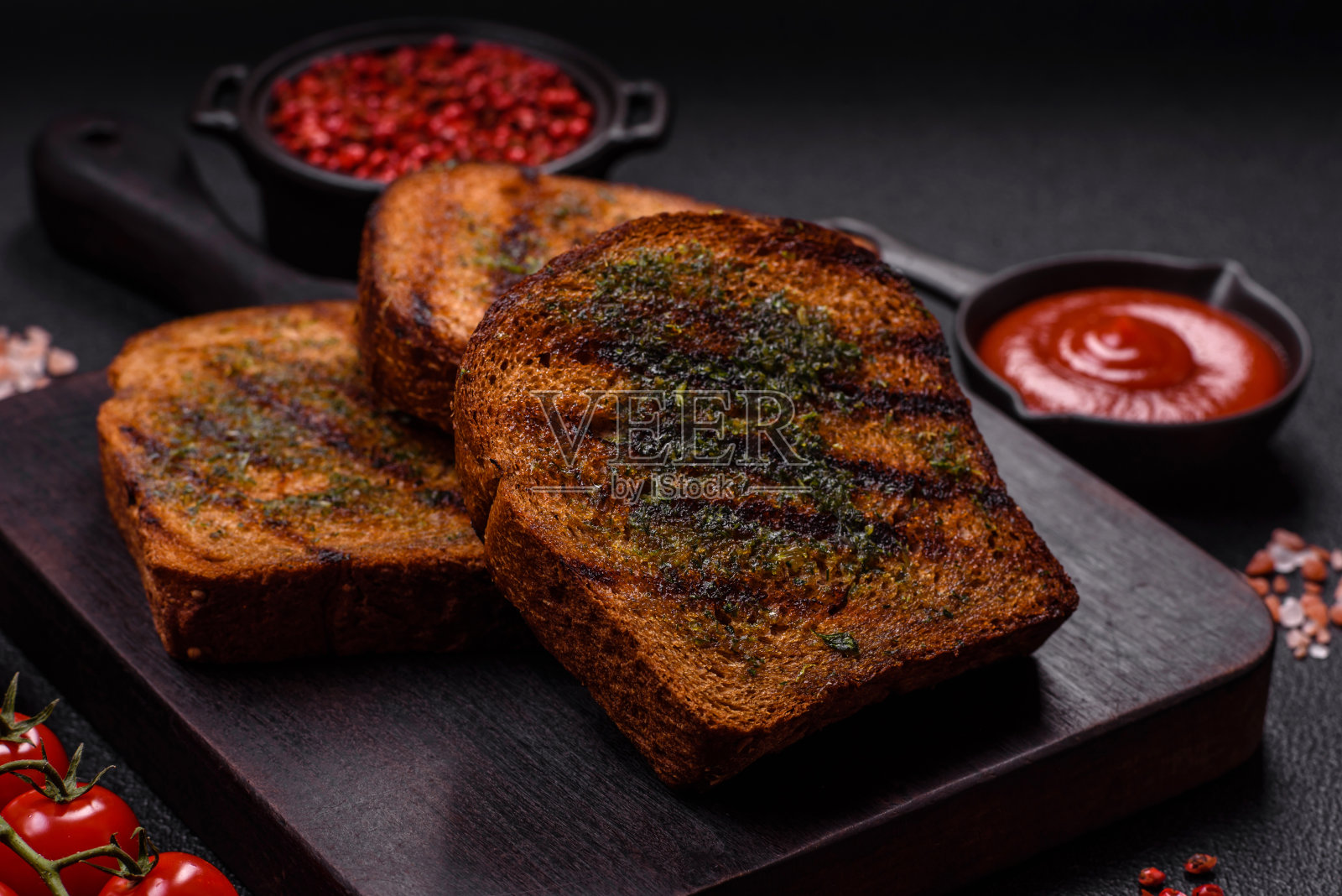 美味脆皮面包丁或烤面包从黑面包照片摄影图片