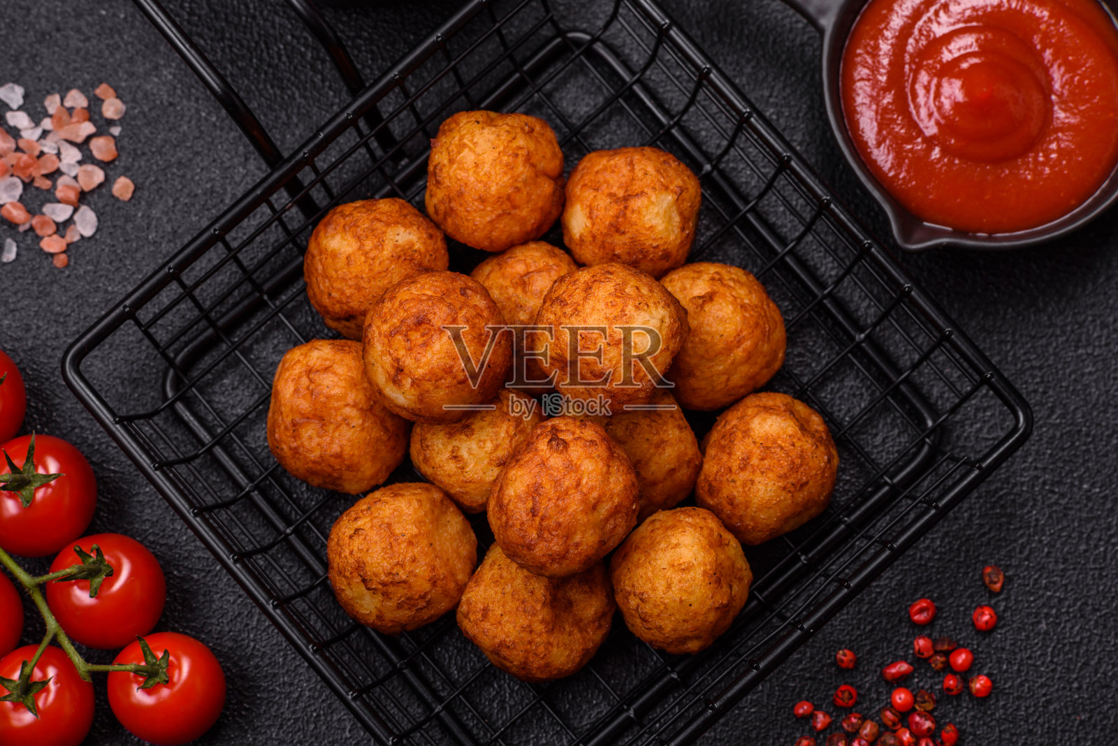 美味酥脆的球裹着马苏里拉奶酪，盐和香料照片摄影图片