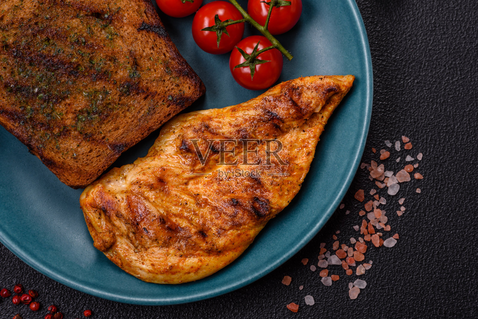 美味的新鲜烤鸡片配上香料和香草照片摄影图片