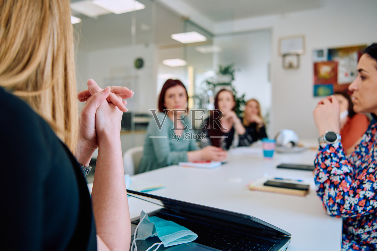 不同的业务团队在现代玻璃办公室讨论项目。照片摄影图片