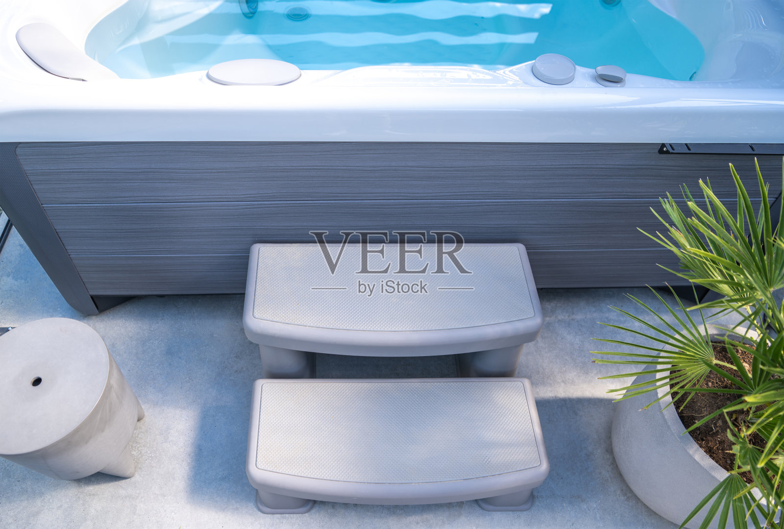 两步热水浴缸访问平台照片摄影图片