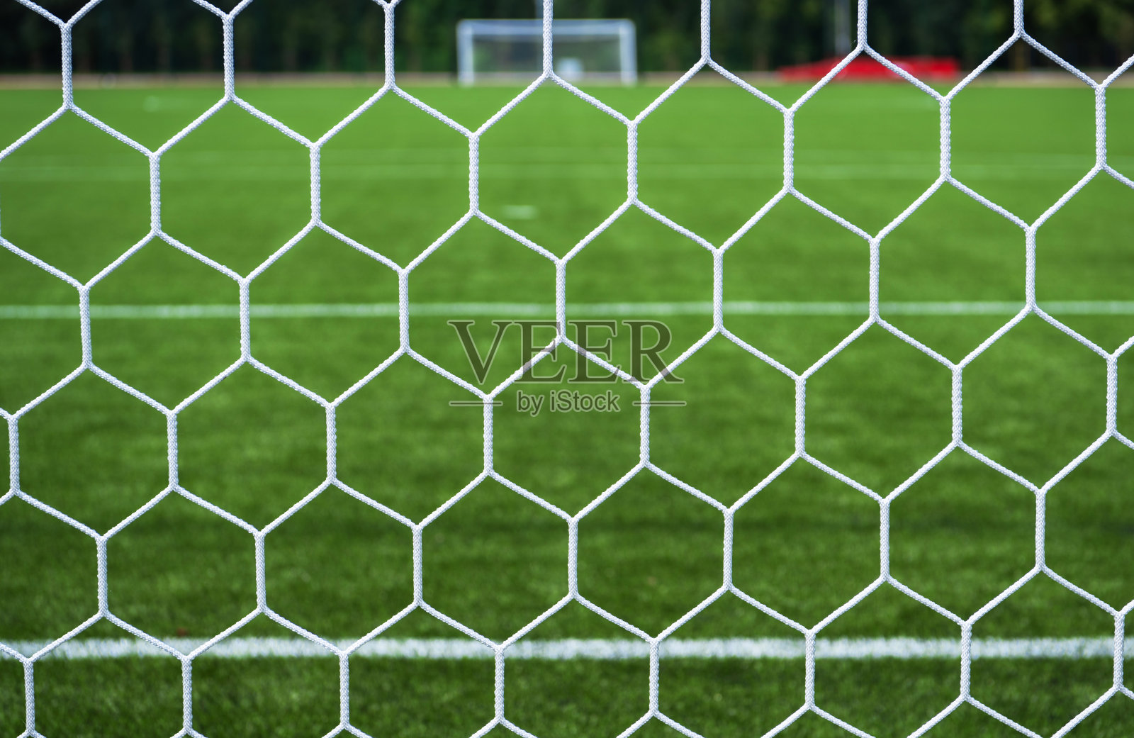足球球门网与草地和门柱在白天的背景照片摄影图片