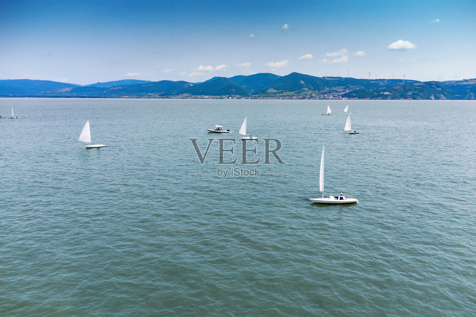 塞尔维亚多瑙河上的帆船赛，帆船在夏日的阳光下竞争，为欧洲海上运动提供了风景如画的景色。照片摄影图片