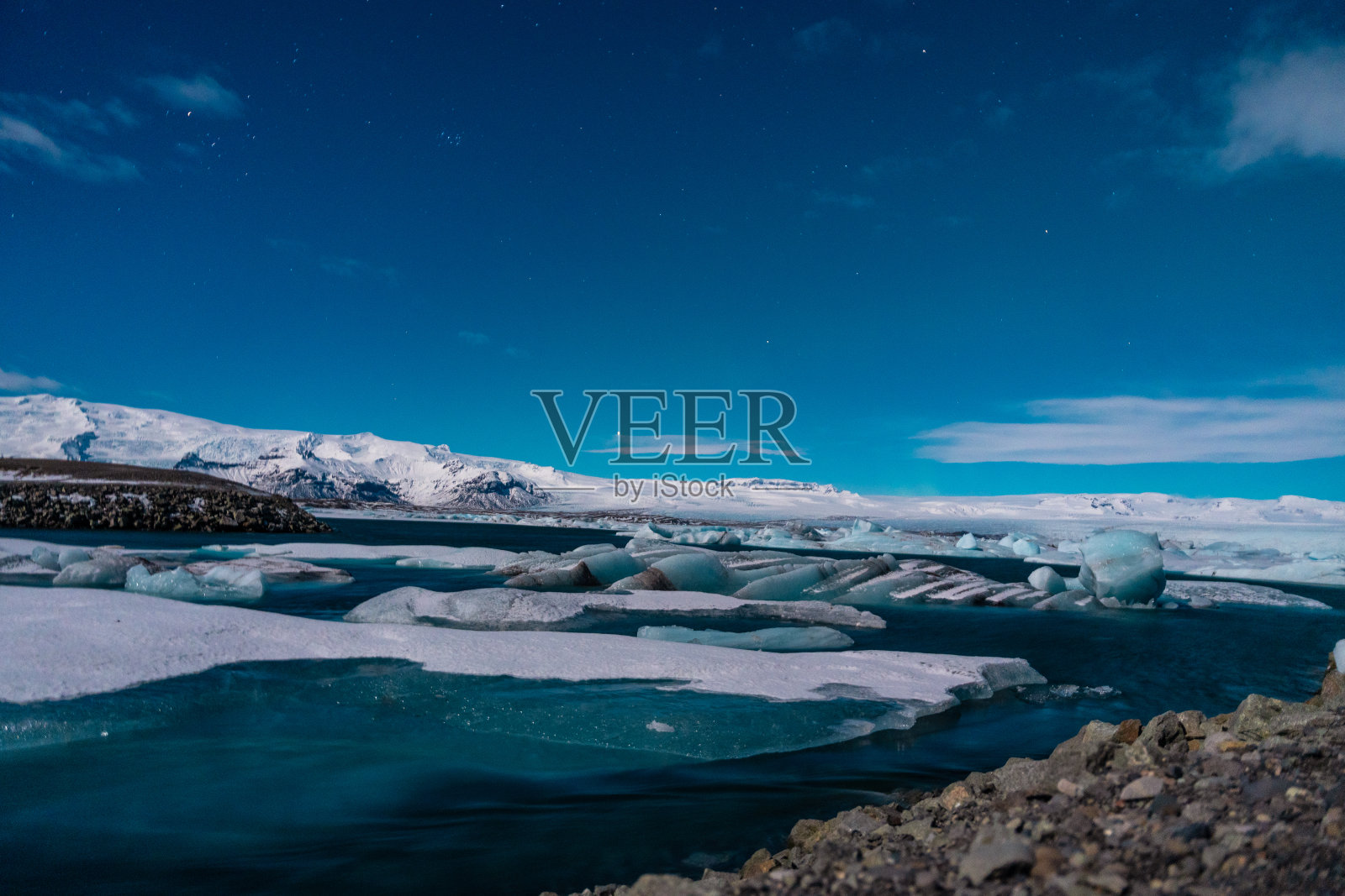 冬天夜晚的Jokulsarlon冰湖全景。冰岛照片摄影图片