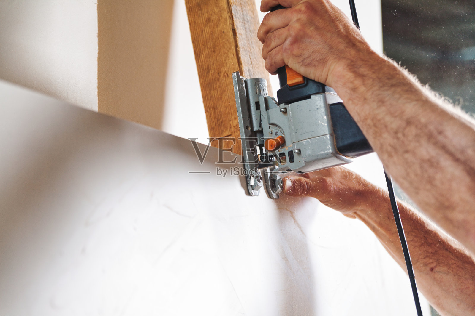 木匠在车间用拼图切割石膏板照片摄影图片