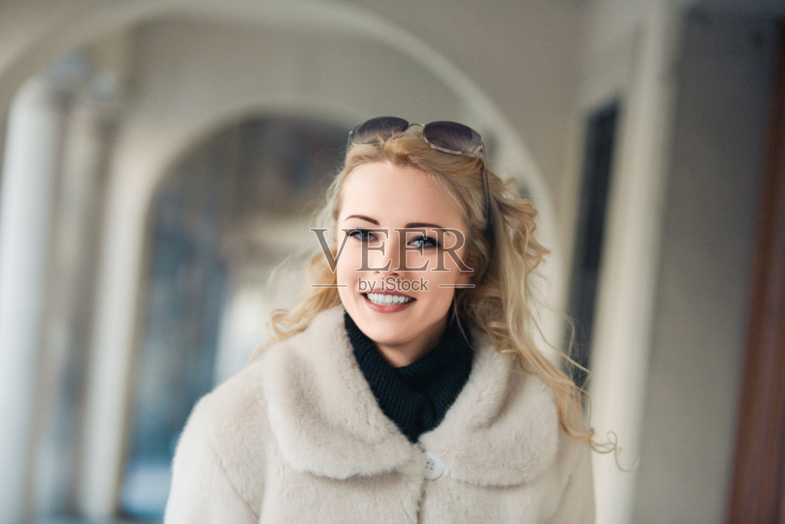 冬季旅行期间，美丽的游客微笑着参观欧洲城市照片摄影图片