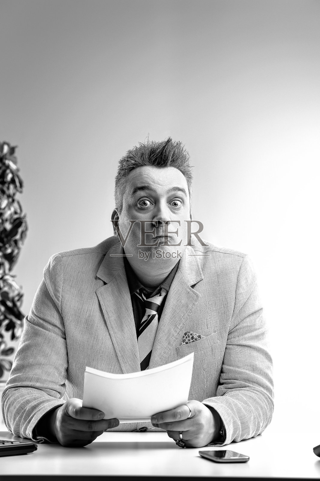 震惊的商人读着文件里的坏消息照片摄影图片