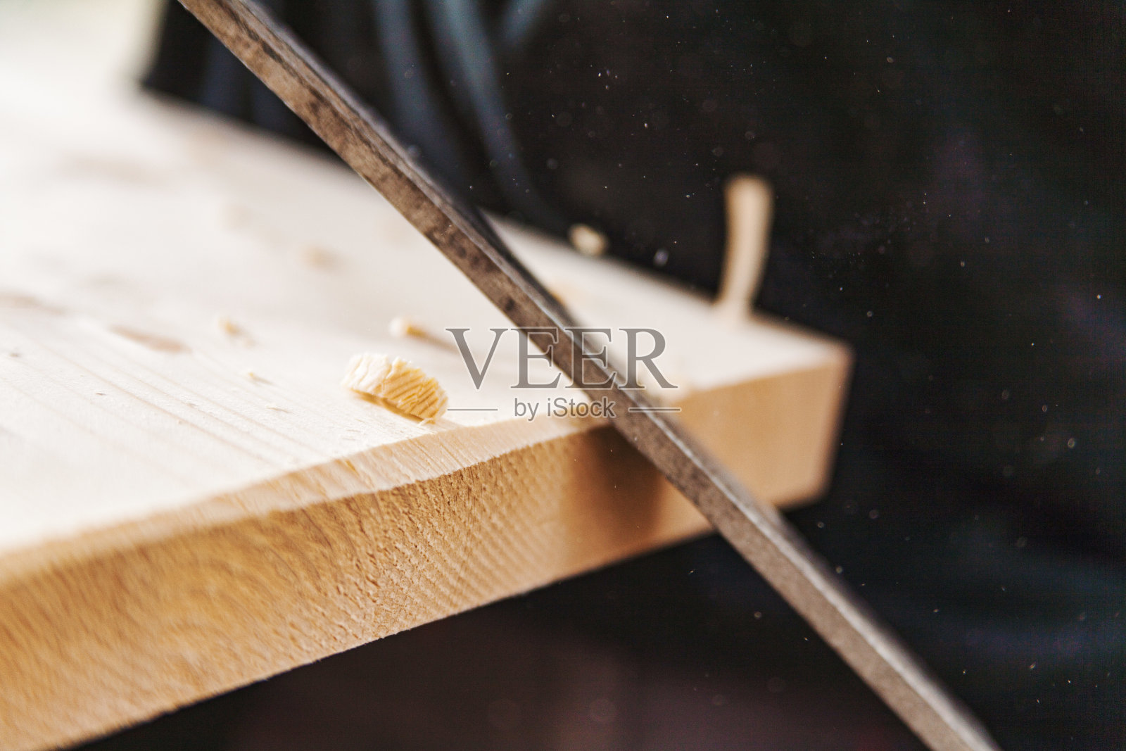 木匠在车间用锉刀加工木板照片摄影图片