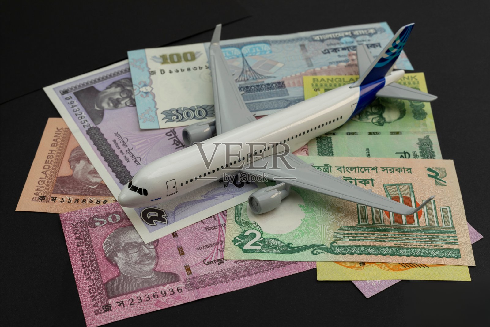 飞机模型和孟加拉塔卡货币照片摄影图片