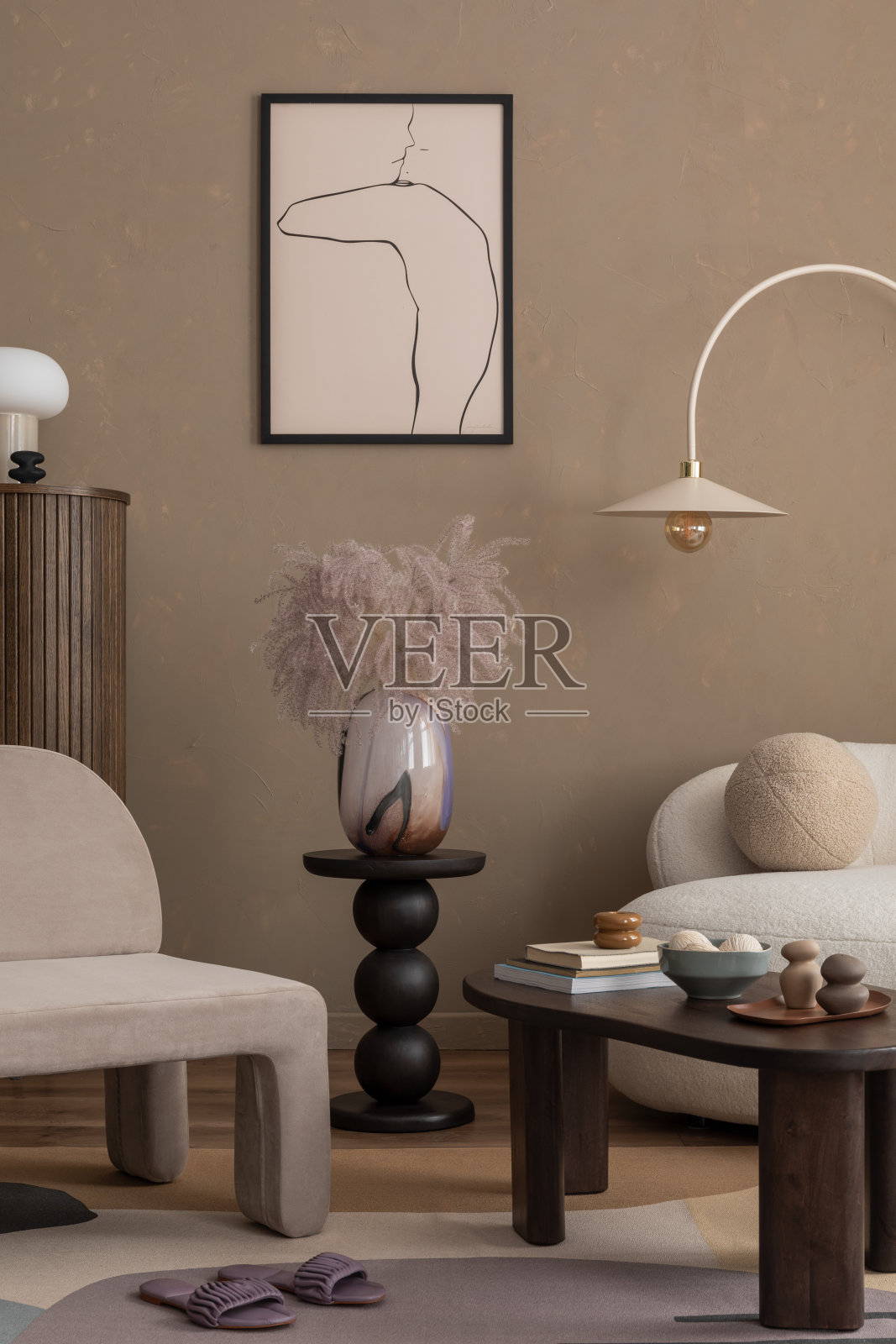 舒适的客厅内部的美学组成与模拟海报框架，灰色扶手椅，木制餐具柜，圆形支架，灯，时尚的地毯和个人配件。家居装饰。模板。照片摄影图片