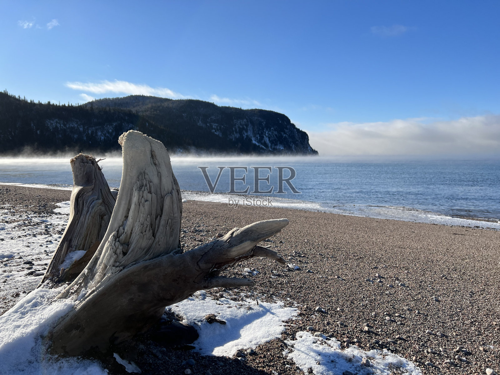 冬季苏必利尔湖海滩上的浮木照片摄影图片