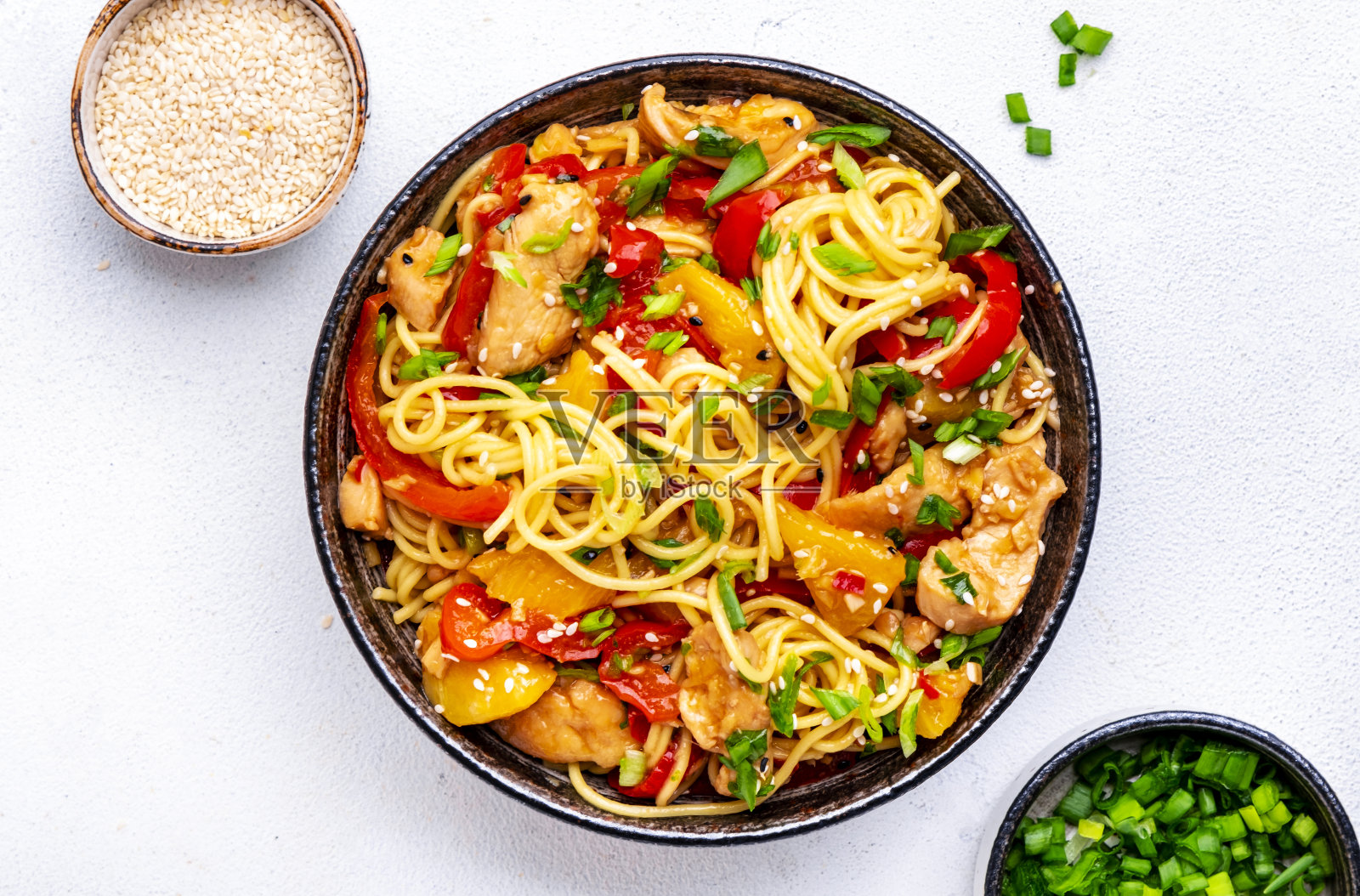 鸡蛋面，有鸡肉、菠萝、辣椒粉、葱、姜、蒜、酱油和芝麻。白色背景，俯视图照片摄影图片