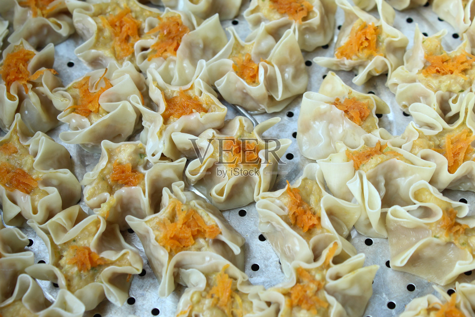 用平底锅蒸的鸡肉点心。鸡点心特写照片摄影图片