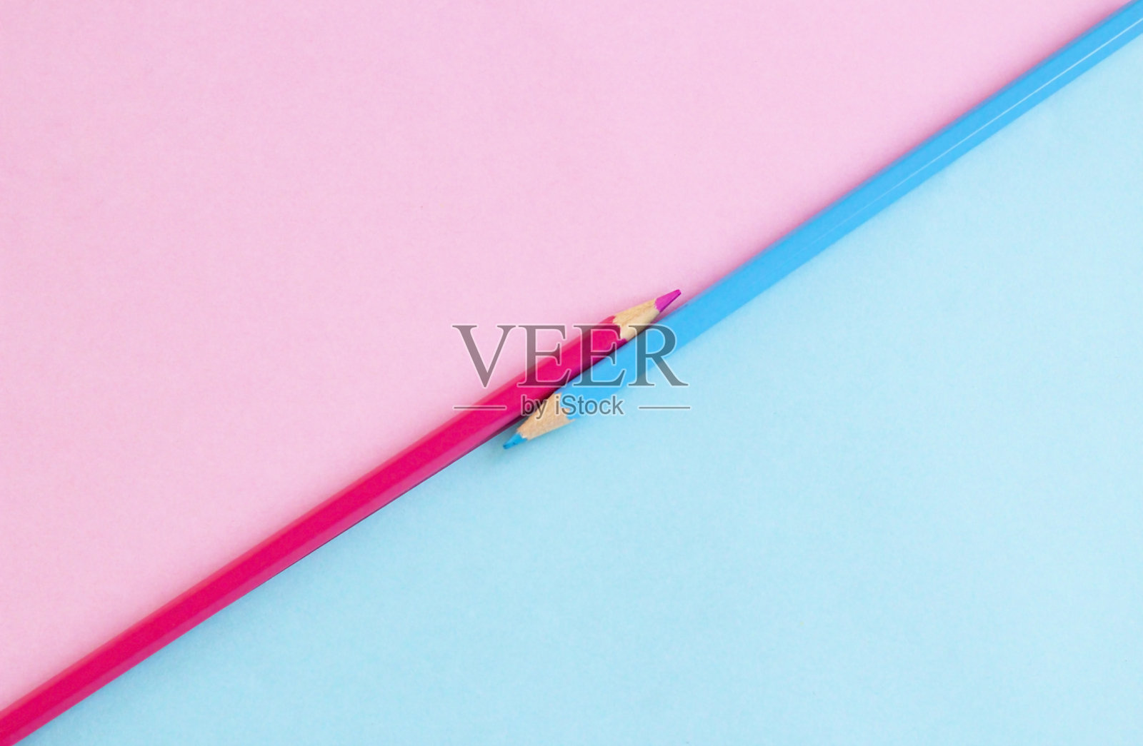 用粉红色和蓝色铅笔在纸表面设计照片摄影图片