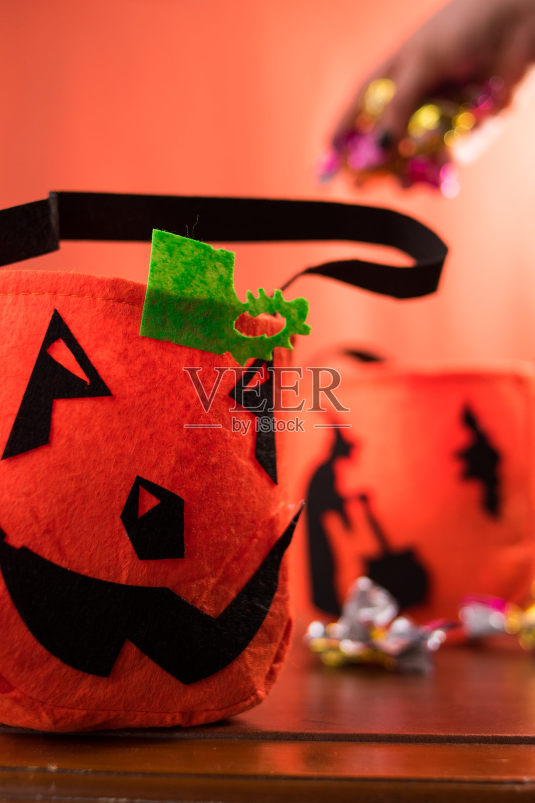 在万圣节南瓜袋里装满糖果照片摄影图片