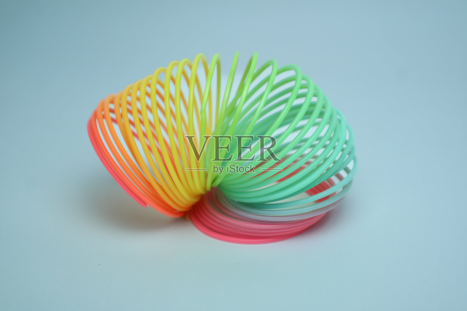 彩虹弹簧玩具孤立的背景照片摄影图片