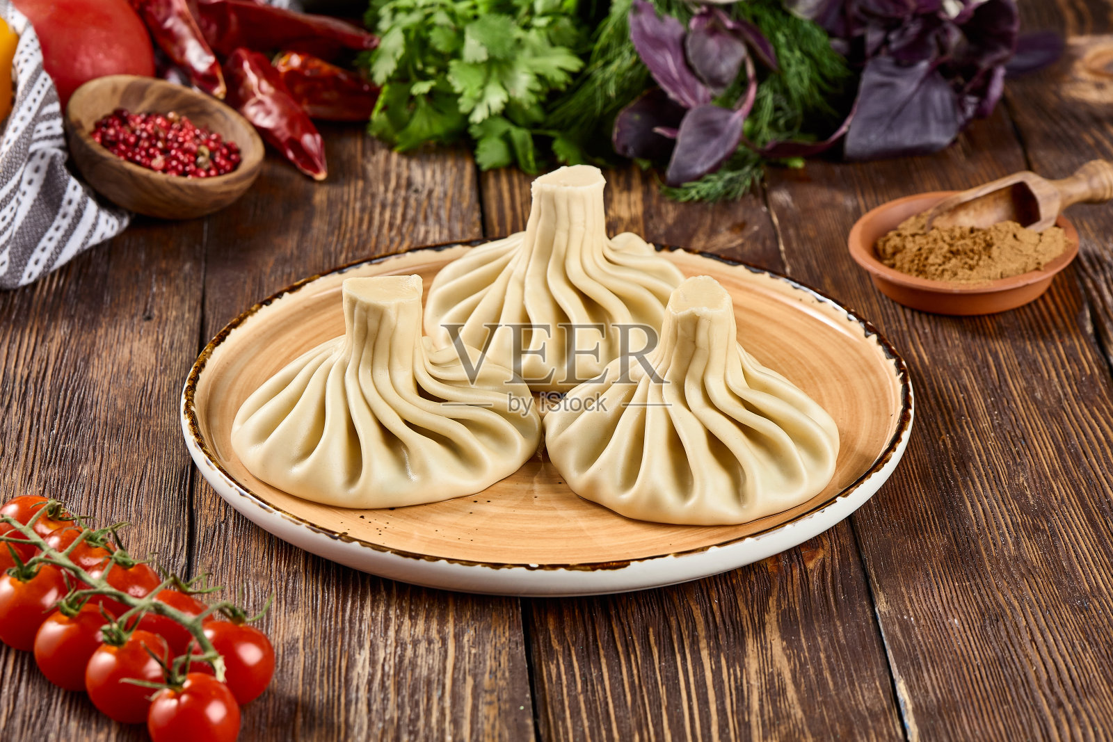 美味的格鲁吉亚Khinkali饺子在盘子上照片摄影图片