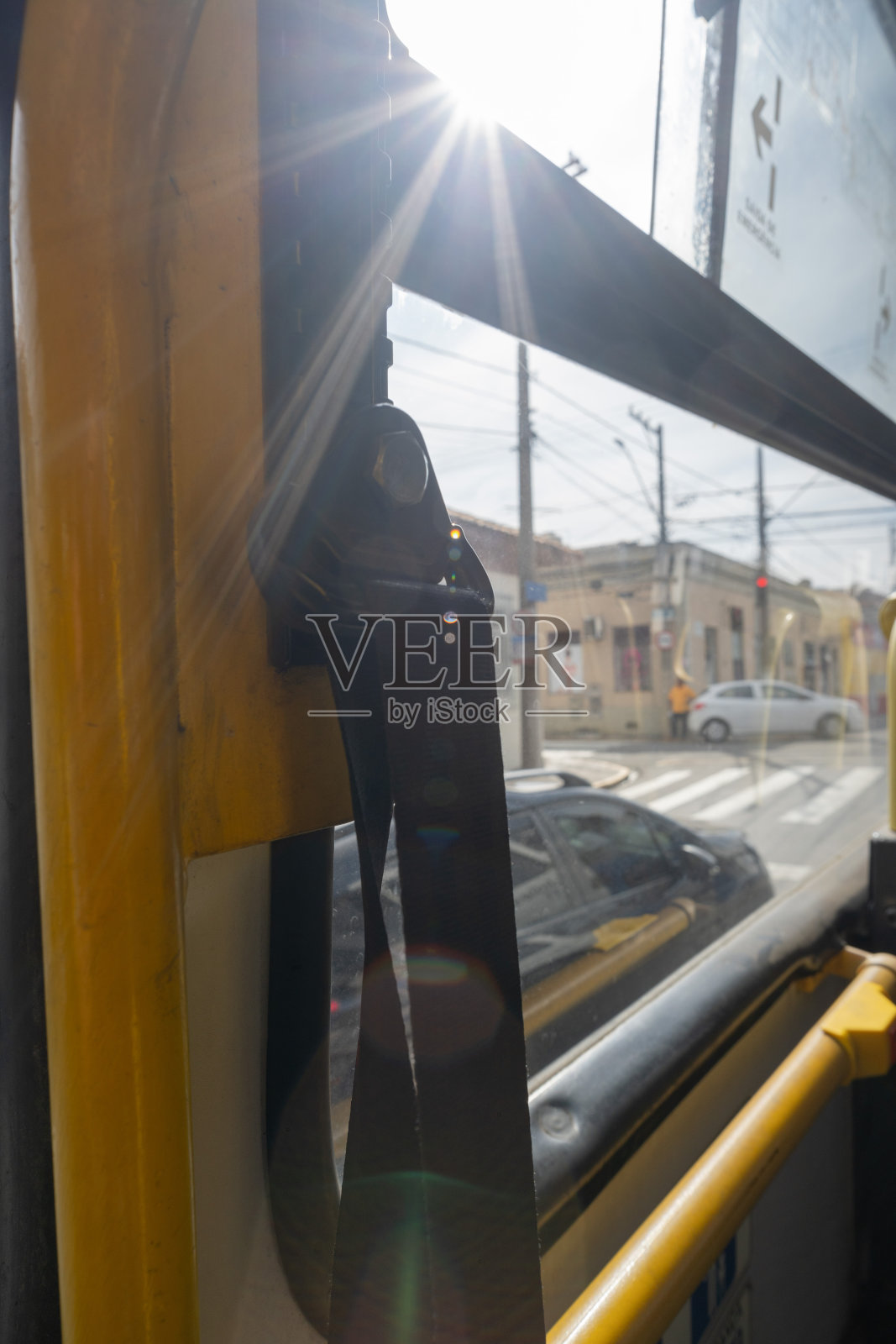 在公共汽车里坐在公共交通工具的后面照片摄影图片